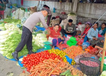 Polsek Pangururan melaksanakan pengamanan ketat di sisi luar Pasar Onan Baru Desa Pardomuan I Kecamatan Pangururan Kabupaten Samosir.