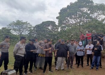Proses eksekusi lahan di Desa Maduma Kecamatan Simanindo Kabupaten Samosir, berjalan dengan aman dan kondusif. Kegiatan yang berlangsung mulai pukul 10.00 WIB ini mendapat pengamanan ketat dari Polres Samosir yang dipimpin langsung oleh PS. Kabag Ops Polres Samosir, AKP Tito Juardi.
