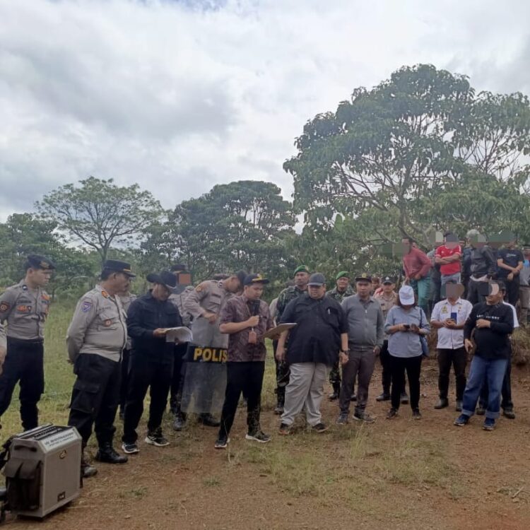 Proses eksekusi lahan di Desa Maduma Kecamatan Simanindo Kabupaten Samosir, berjalan dengan aman dan kondusif. Kegiatan yang berlangsung mulai pukul 10.00 WIB ini mendapat pengamanan ketat dari Polres Samosir yang dipimpin langsung oleh PS. Kabag Ops Polres Samosir, AKP Tito Juardi.