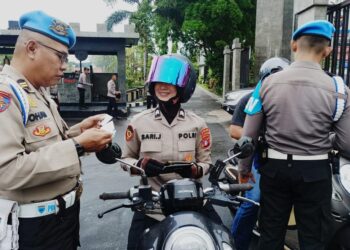 Kegiatan ini dilaksanakan di depan pintu utama Mapolda Kalteng, dipimpin oleh Paur Urbinplin Subbidprovos Bidpropam AKP Katemi dan diikuti seluruh personel pengemban fungsi Provos, Kamis (16/1/2025) pagi.