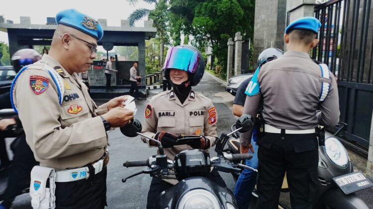 Kegiatan ini dilaksanakan di depan pintu utama Mapolda Kalteng, dipimpin oleh Paur Urbinplin Subbidprovos Bidpropam AKP Katemi dan diikuti seluruh personel pengemban fungsi Provos, Kamis (16/1/2025) pagi.