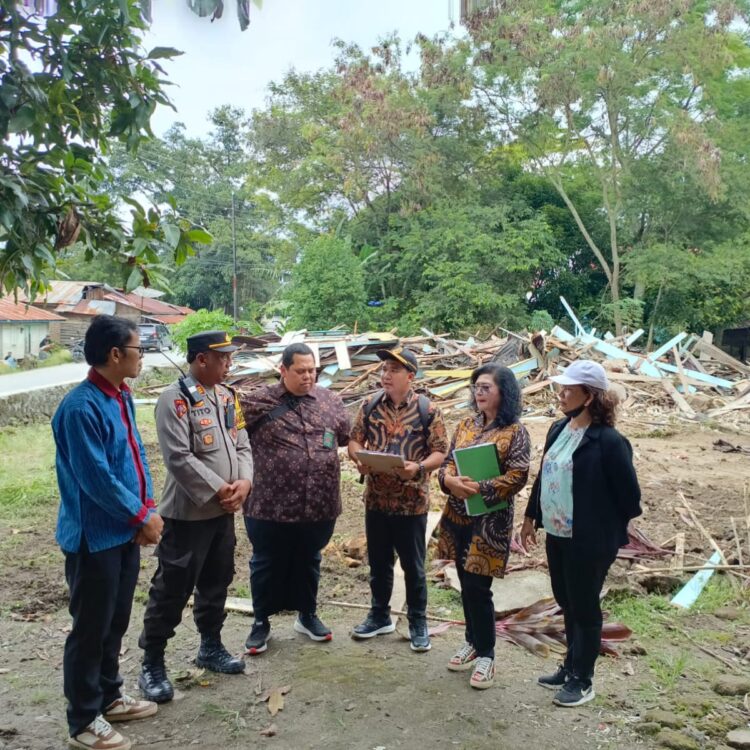 Polres Samosir melaksanakan pengamanan eksekusi lahan dan bangunan di Desa Lumban Suhi-Suhi Toruan Kecamatan Pangururan, Kabupaten Samosir. Kegiatan ini berlangsung dengan aman dan lancar di bawah pimpinan PS. Kabag Ops Polres Samosir, AKP Tito Juardi.