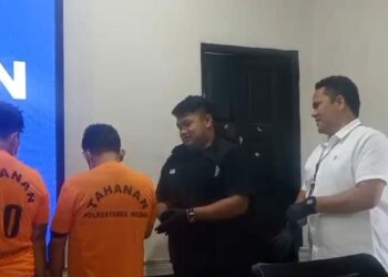 DIINTEROGASI: Personel Satres Narkoba Polrestabes Medan menginterogasi 2 bandar narkotika berinisial H alias Oyok dan ADI pada saat press rilis di Mapolrestabes, Kamis (16/1/2025).(Foto:Dok/ Polrestabes)
