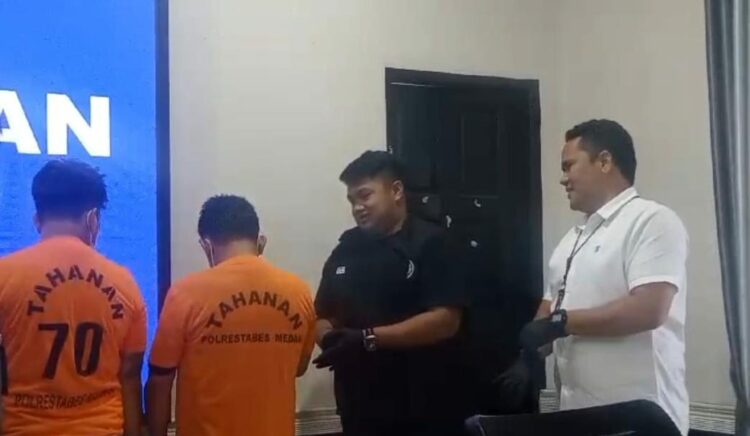 DIINTEROGASI: Personel Satres Narkoba Polrestabes Medan menginterogasi 2 bandar narkotika berinisial H alias Oyok dan ADI pada saat press rilis di Mapolrestabes, Kamis (16/1/2025).(Foto:Dok/ Polrestabes)
