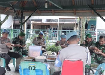Jajaran Satuan Profesi dan Pengamanan (Si Propam) Polres Samosir melaksanakan kunjungan silaturahmi ke Markas Koramil 03 Pangururan. Kegiatan ini merupakan langkah strategis untuk memperkuat kerja sama kedua institusi demi melayani masyarakat dan mendukung kemajuan pariwisata di Kabupaten Samosir.