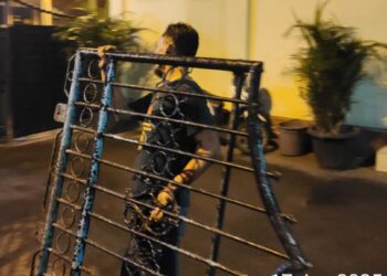 DITANGKAP: AH ditangkap sedang membawa pagar besi di Jalan Ring Road Gagak Hitam, tepatnya di depan Manhattan, pada Jumat (17/01/2025) dini hari. (Foto Dok/ Polda Sumut)
