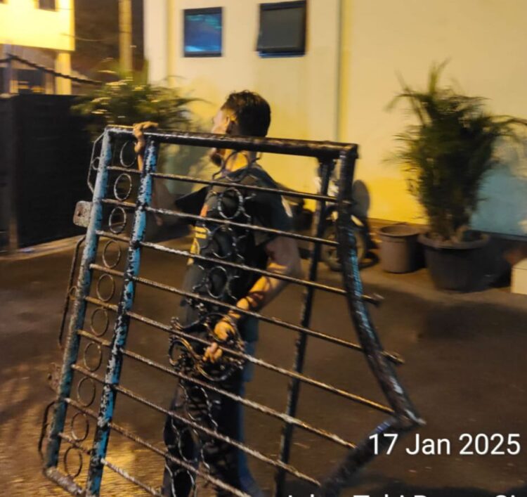 DITANGKAP: AH ditangkap sedang membawa pagar besi di Jalan Ring Road Gagak Hitam, tepatnya di depan Manhattan, pada Jumat (17/01/2025) dini hari. (Foto Dok/ Polda Sumut)