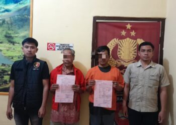 Sat Reskrim Polres Samosir berhasil mengamankan dua orang tersangka yang terlibat dalam dugaan tindak pidana penganiayaan hingga menyebabkan hilangnya nyawa korban. Insiden tragis ini terjadi pada Selasa, 14 Januari 2025, sekitar pukul 13:30 WIB, di Huta Godang Desa Sinabulan Kecamatan Pangururan Kabupaten Samosir.