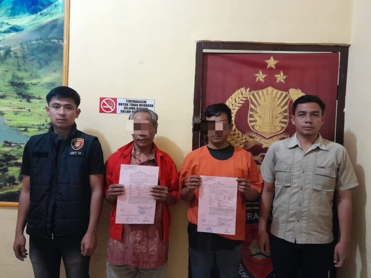 Sat Reskrim Polres Samosir berhasil mengamankan dua orang tersangka yang terlibat dalam dugaan tindak pidana penganiayaan hingga menyebabkan hilangnya nyawa korban. Insiden tragis ini terjadi pada Selasa, 14 Januari 2025, sekitar pukul 13:30 WIB, di Huta Godang Desa Sinabulan Kecamatan Pangururan Kabupaten Samosir.