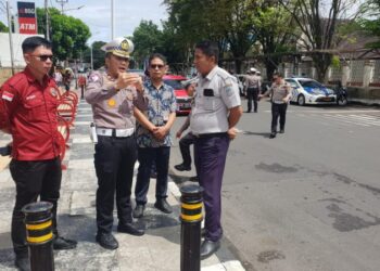 Sat Lantas Polresta Manado bersama Dinas Perhubungan (Dishub) Kota Manado dan Organda menggelar kegiatan survey terkait rekayasa kanalisasi jalur biru di Jalan Samrat, yang dimulai dari depan Multi Mart hingga depan RS. Siloam, Kamis (16/1/2025).