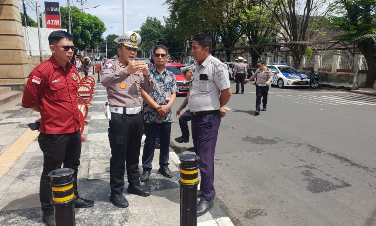 Sat Lantas Polresta Manado bersama Dinas Perhubungan (Dishub) Kota Manado dan Organda menggelar kegiatan survey terkait rekayasa kanalisasi jalur biru di Jalan Samrat, yang dimulai dari depan Multi Mart hingga depan RS. Siloam, Kamis (16/1/2025).