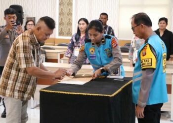 Tahapan tes seleksi ini diawali dengan pembacaan pakta integritas, pengambilan sumpah dan penandatanganan pakta integritas panitia, peserta dan orangtua/wali seleksi penerimaan SIPSS TA 2025 Polda Sulawesi Utara, dipimpin oleh Wakapolda Sulut Brigjen Pol Bahagia Dachi, di aula Tribrata, Jumat (17/1/2025).