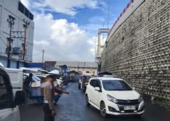 Satuan Lalu Lintas (Satlantas) Polresta Manado mengintensifkan kegiatan pengaturan lalu lintas (gatur lalin), Sabtu (18/1/2025).