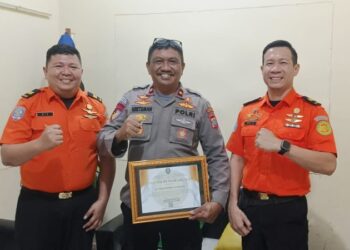 Kepala Satuan Polisi Air dan Udara (Kasat Polairud) Polresta Manado, Kompol Kretsman Mulalinda, menerima piagam penghargaan dari Kepala Basarnas Manado Kelas A, Bapak George L.M. Randang, Jumat (17/1/2025).