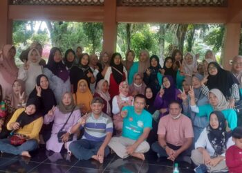 Grup Nguwek Purbalingga dengan slogan "seduluran sak bombongge" mengadakan pertemuan yang dirangkai arisan bulanan bertempat di Taman kota Grend Sentul. Minggu pagi (19/1/2025).