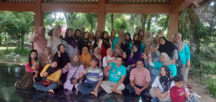 Grup Nguwek Purbalingga dengan slogan "seduluran sak bombongge" mengadakan pertemuan yang dirangkai arisan bulanan bertempat di Taman kota Grend Sentul. Minggu pagi (19/1/2025).