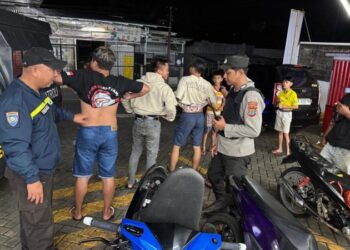 Polsek Pineleng melaksanakan program unggulan Polresta Manado bertajuk SIBULAN (Sikat Pemabuk Jalanan). Kegiatan ini berlangsung pada, Sabtu (19/1/2025).