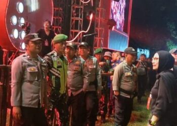 Polresta Manado melakukan pengamanan ketat selama pelaksanaan konser musisi legendaris Iwan Fals yang berlangsung di Lapangan KONI Sario, Manado, Sabtu (19/1/2025).