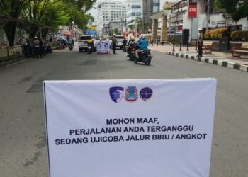 Satlantas Polresta Manado melaksanakan kegiatan penataan alat peraga dalam rangka uji coba rekayasa jalur biru di Jalan Sam Ratulangi, tepatnya dari depan X-Multimart hingga depan RS Siloam, Jumat (19/1/2025).
