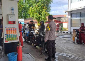 Polsek Sario, Kota Manado, menggelar kegiatan pemantauan di Stasiun Pengisian Bahan Bakar Umum (SPBU) untuk memastikan kelancaran dan keamanan distribusi bahan bakar di tengah aktivitas masyarakat. Dalam kesempatan tersebut, pihak kepolisian juga memberikan himbauan kamtibmas (keamanan dan ketertiban masyarakat) kepada warga yang sedang mengisi bahan bakar, Jumat (17/1/2025).