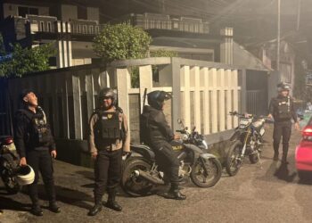 Satuan Samapta Polresta Manado melaksanakan giat patroli dialogis di wilayah Banjer Tikala, Kamis (16/1/2025) malam. Kegiatan ini bertujuan untuk menciptakan situasi yang kondusif serta memberikan rasa aman bagi masyarakat setempat.