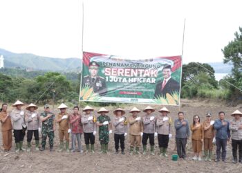 Polres Samosir turut ambil bagian dalam kegiatan penanaman jagung serentak yang digagas oleh Kepolisian Republik Indonesia. Acara ini dilaksanakan di Desa Janji Martahan, Kecamatan Harian, Kabupaten Samosir, pada Senin (21/1/2025).