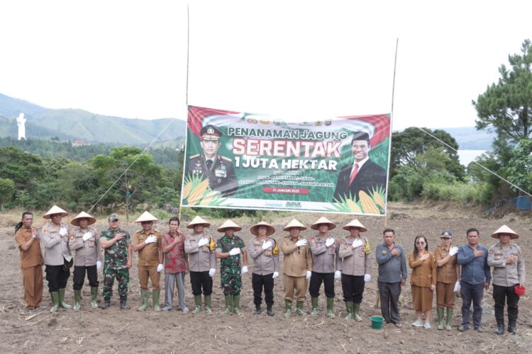 Polres Samosir turut ambil bagian dalam kegiatan penanaman jagung serentak yang digagas oleh Kepolisian Republik Indonesia. Acara ini dilaksanakan di Desa Janji Martahan, Kecamatan Harian, Kabupaten Samosir, pada Senin (21/1/2025).