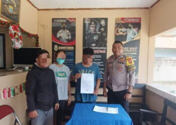 Polsek Wori melalui Bhabinkamtibmas berhasil menyelesaikan masalah keributan yang terjadi di salah satu desa di wilayah hukumnya. Pada Senin, 20 Januari 2025, dua kelompok warga yang terlibat perselisihan akhirnya dapat berdamai setelah dilakukan pendekatan problem solving oleh Bhabinkamtibmas.
