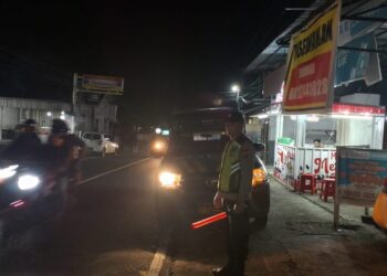 personel Polsek Pineleng secara rutin melaksanakan Blue Light Patroli di sejumlah titik rawan di wilayah hukum mereka. Patroli yang dilakukan dengan menggunakan mobil patroli yang dilengkapi dengan lampu biru ini bertujuan untuk memberikan kehadiran polisi yang tampak di jalanan, serta mencegah potensi terjadinya tindak kriminal, Minggu (19/1/2025) malam.