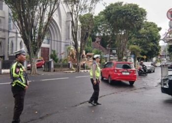 p
Personel Satuan Lalu Lintas (Sat Lantas) terus berperan aktif dalam pengaturan arus lalu lintas di sejumlah titik strategis. Dalam kegiatan ini, anggota Sat Lantas melakukan pengaturan di jalan-jalan utama serta area rawan kemacetan untuk menghindari potensi kecelakaan dan memastikan kendaraan berjalan dengan tertib, Senin (20/1/2025).