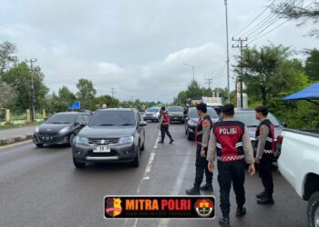 Satuan Samapta Polres Ogan Ilir melaksanakan kegiatan rutin patroli dan pengamanan di wilayah hukum Polres Ogan Ilir. Kegiatan ini berlangsung selama 24 jam, dimulai sejak pukul 08.00 WIB pada Selasa (21/1) hingga pukul 08.00 WIB keesokan harinya.