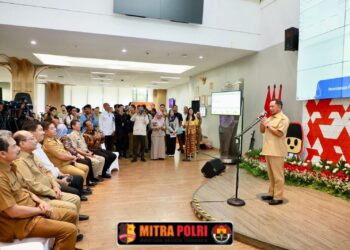 Mendagri saat melakukan Kunjungan Kerja bersama Menteri Perumahan dan Kawasan Permukiman (PKP) Maruarar Sirait ke MPP DPMPTSP Provinsi DKI Jakarta.