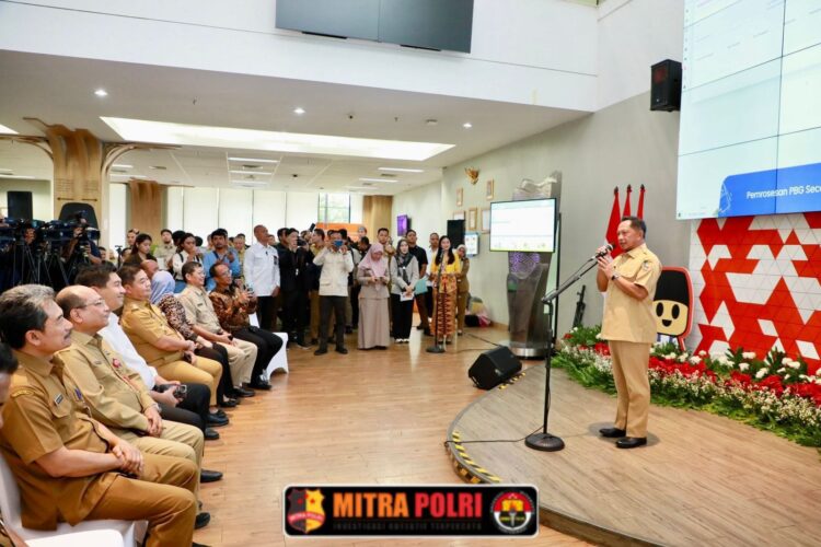 Mendagri saat melakukan Kunjungan Kerja bersama Menteri Perumahan dan Kawasan Permukiman (PKP) Maruarar Sirait ke MPP DPMPTSP Provinsi DKI Jakarta.