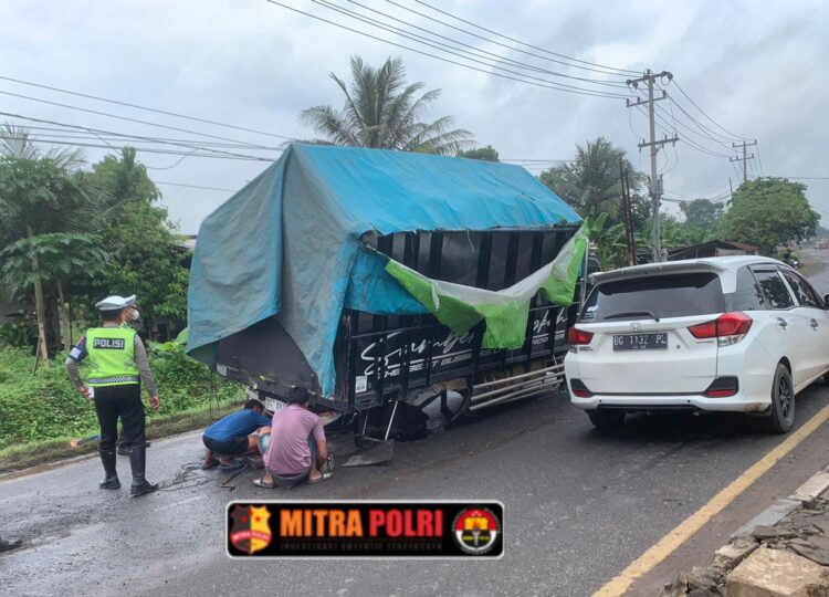 Sebuah truk barang bermuatan berat mengalami kerusakan di tengah jalan di kawasan KM 28, tepatnya di depan rumah makan Tua Siang Malam, Indralaya, Ogan Ilir, pada Selasa pagi (22/1/2025). Kendaraan tersebut mengalami patah as serumbung roda, sehingga tidak dapat bergerak dan mengakibatkan kemacetan arus lalu lintas menuju Palembang.