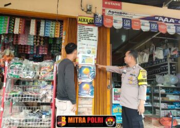 Salah satu langkah yang diambil adalah dengan melakukan pemasangan stiker himbauan terkait Sistem Keamanan Lingkungan (SISKAMLING) serta meningkatkan kewaspadaan terhadap ancaman pencurian kendaraan bermotor (curanmor). Kegiatan tersebut dilaksanakan oleh para Bhabinkamtibmas di beberapa desa di Kecamatan Indralaya, Kabupaten Ogan Ilir.