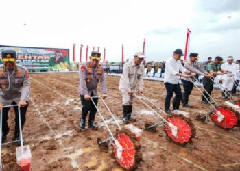 Kapolri bersama Menteri Pertanian melaksanakan kunjungan kerja sekaligus meluncurkan kegiatan penanaman jagung serentak 1 juta hektare. Acara ini berlangsung di Desa Karang Mukti, Kecamatan Cipendeuy, Kabupaten Subang, Jawa Barat, dari pukul 09.00 hingga 11.30 WIB.