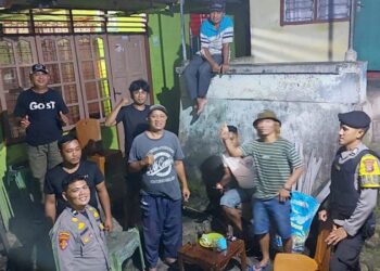 Personel Polsek Tikala Polresta Manado melaksanakan patroli dengan pendekatan humanis di wilayah hukum mereka, Senin (20/1/2025).