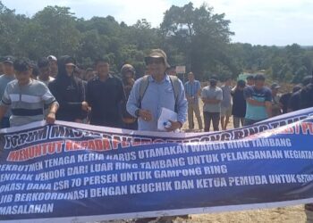 Puluhan Masyarakat Ring Satu Tambang gelar aksi unjuk rasa dilokasi salah satu perusahaan pertambangan batu bara di kabupaten Nagan Raya, Aceh yaitu PT. Bara Energi Lestari yang berlokasi di desa Paya Udeng Kecamatan Senagan, Kabupaten Nagan Raya. Rabu, 22/1/2025.