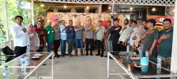 Pihak perusahaan bersedia melakukan musyawarah duduk bersama yang difasilitasi oleh Kapolres Nagan Raya AKBP Rudi Saeful Hadi, S.I.K yang diwakili oleh Kabag Ops Polres Nagan Raya Kompol Chairil Anshar dan ikut serta Danki 3 Batalyon C Pelopor Iptu Adi Rama Surya, S.Sos Kamis (23/01/24), disalah satu cafe kawasan Ujong Patihah, Kuala Kabupaten setempat.