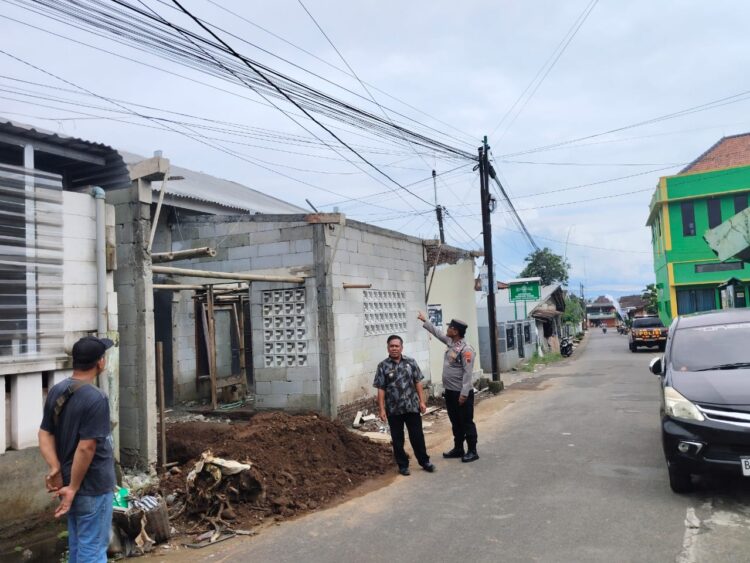 Seorang pekerja bangunan mengalami insiden tersengat listrik saat memasang usuk baja ringan di Desa Karangklesem, Kecamatan Kutasari, Kabupaten Purbalingga, Kamis (23/1/2025) pagi. Pekerja tersebut kemudian dilarikan ke rumah sakit untuk mendapatkan perawatan.