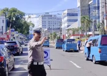Satuan Lalu Lintas (Sat Lantas) Polresta Manado melaksanakan pengaturan arus lalu lintas di sejumlah titik jalan raya untuk memastikan kelancaran dan keamanan berkendara bagi masyarakat. Pengaturan dilakukan di kawasan-kawasan dengan tingkat kepadatan tinggi, seperti pusat kota dan jalan utama yang sering menjadi jalur lalu lintas padat, Rabu (22/1/2025).
