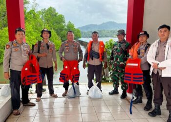 Personel Polsek Wori melakukan patroli keamanan di Pulau Mantehage yang dipimpin langsung oleh Kapolsek Wori, Ipda Marnex Unas, pada Senin pagi. Patroli ini bertujuan untuk memastikan situasi keamanan yang kondusif di pulau tersebut serta mengantisipasi potensi gangguan keamanan dan ketertiban masyarakat, Rabu (22/1/2024).