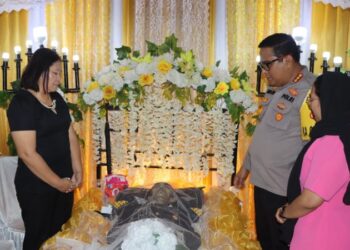 Kapolresta Manado Kombes Pol Julianto Sirait, didampingi Pejabat Utama (PJU) Polresta Manado dan Ketua Bhayangkari Cabang Kota Manado, Ny. Melanie Sirait, melayat ke rumah duka atas meninggalnya salah satu personel Polresta Manado, alm Iptu Rifi Nando Baliung, pada Selasa (21/1/2025).