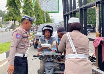 Dipimpin oleh Kasat Lantas Polres Lhokseumawe AKP M. Abdhi Hendriyatna, S.I.K, kegiatan ini dimulai pukul 08.00 WIB. Didampingi Kanit Kamsel Satlantas dan sejumlah personel lainnya, mereka membagikan nasi kotak kepada puluhan penerima manfaat. Kegiatan ini bukan sekadar rutinitas, tetapi sebuah bentuk kepedulian dan pengabdian kepada masyarakat.