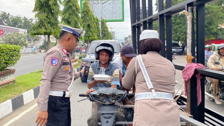 Dipimpin oleh Kasat Lantas Polres Lhokseumawe AKP M. Abdhi Hendriyatna, S.I.K, kegiatan ini dimulai pukul 08.00 WIB. Didampingi Kanit Kamsel Satlantas dan sejumlah personel lainnya, mereka membagikan nasi kotak kepada puluhan penerima manfaat. Kegiatan ini bukan sekadar rutinitas, tetapi sebuah bentuk kepedulian dan pengabdian kepada masyarakat.