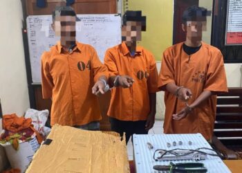 Polsek Tapung berhasil mengungkap kasus pencurian komponen Tower milik PT. Telkomsel. Tiga tersangka, ZF (27), FZ (32), dan HH (36), diamankan pada Minggu (19/01/2025) sekira pukul 10.00 WIB.