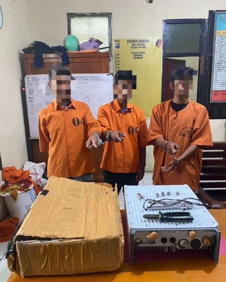 Polsek Tapung berhasil mengungkap kasus pencurian komponen Tower milik PT. Telkomsel. Tiga tersangka, ZF (27), FZ (32), dan HH (36), diamankan pada Minggu (19/01/2025) sekira pukul 10.00 WIB.