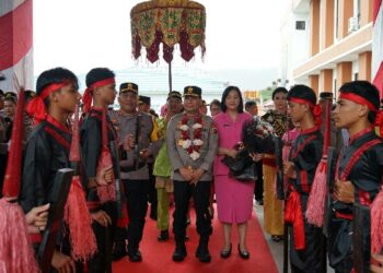 Kapolda Sulawesi Utara Irjen Pol Roycke Harry Langie melaksanakan kunjungan kerja ke daerah Bolmong Raya. Kunjungan diawali dengan menyambangi Markas Komando Polres Bolmong Utara, Rabu (22/1/2025).