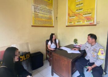 Polsek Tikala berhasil menyelesaikan kasus penganiayaan yang terjadi di wilayah hukumnya melalui pendekatan problem solving berbasis kekeluargaan. Proses mediasi dilakukan di Mapolsek Tikala pada Kamis (23/1/2025) melibatkan kedua belah pihak yang berselisih, keluarga, serta aparat kepolisian.