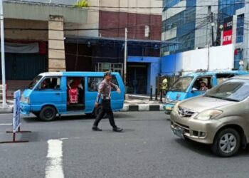 Satuan Lalu Lintas (Sat Lantas) Polresta Manado terus meningkatkan kehadirannya di jalan-jalan utama kota untuk memastikan kelancaran arus lalu lintas dan meningkatkan keselamatan pengguna jalan. Kegiatan pengaturan lalu lintas ini dilakukan sebagai bagian dari upaya memberikan pelayanan terbaik kepada masyarakat, Kamis (23/1/2025).
